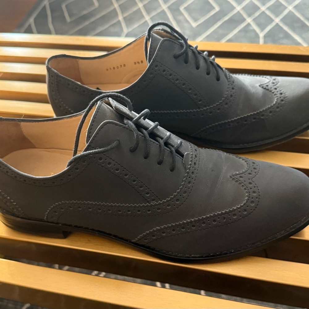 Women’s Cole Haan Shoes change color when light hits them! Wingtips size 9.5